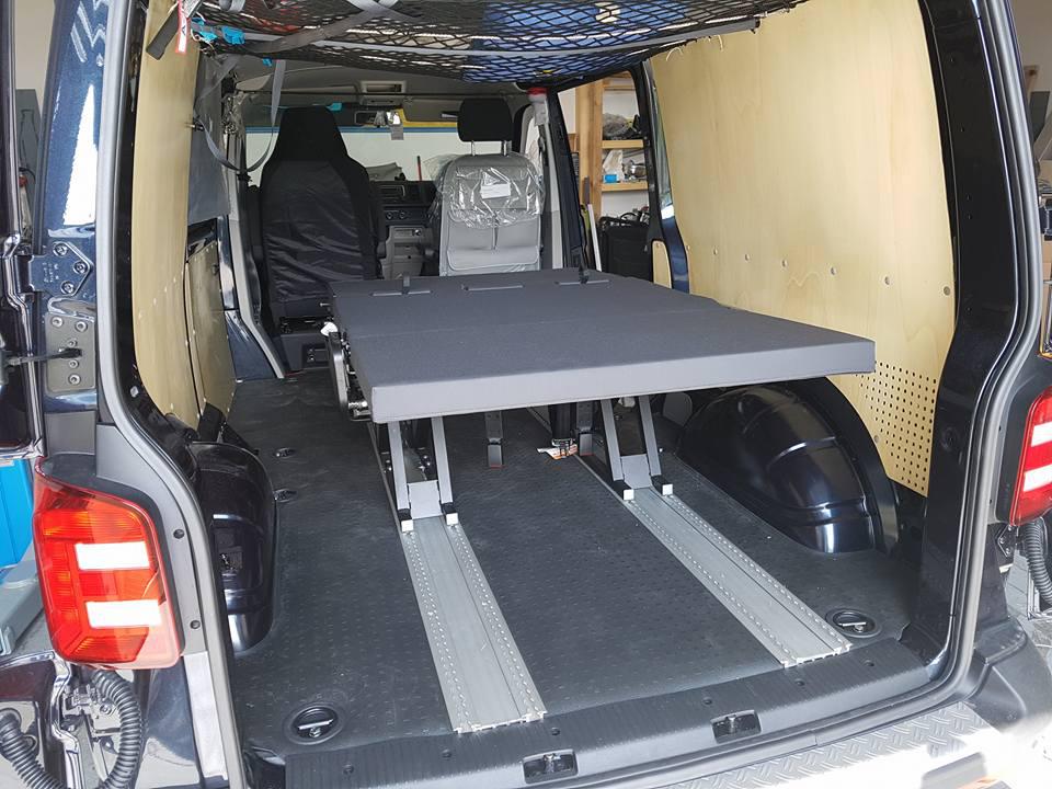 Schlafsitzbank SL3 auf Schienensystem für diverse Fahrzeuge, inkl. Eintragung, 3 x 3Punktgurten und Montage mit Bodenanpassung