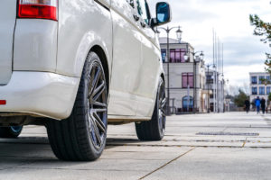 t51-bus4fun-vw-t5-sportline-twinmonotube-felgen-9x20-zoll-gunmetal-silber-schwarz