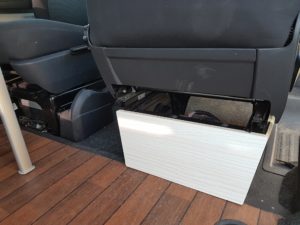 verkleidung-spanisch-weiss-metallic-fuer-sitzkonsole-vw-t5-t6