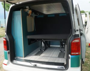 Bus4Fun ...vom T6 Transporter zum individuellem StyleCamper 17 vw-t6-stylecamper-innen-heck-moebelzeile-geschlossen-bus4fun-b4f