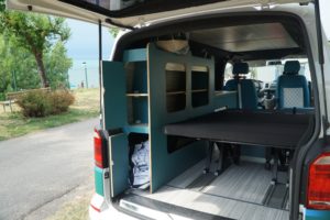 Bus4Fun ...vom T6 Transporter zum individuellem StyleCamper 18 vw-t6-stylecamper-innen-heck-moebelzeile-offen-bus4fun-b4f