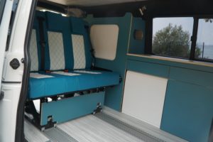 Bus4Fun ...vom T6 Transporter zum individuellem StyleCamper 11 vw-t6-stylecamper-innen-schnierle-sitzbank-sitzen-moebelzeile-geschlossen-vw-6