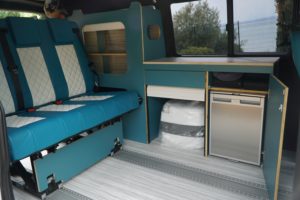 Bus4Fun ...vom T6 Transporter zum individuellem StyleCamper 14 vw-t6-stylecamper-innen-schnierle-sitzbank-sitzen-moebelzeile-offen-vw-6